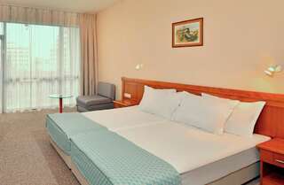 Курортные отели Sol Nessebar Mare Resort & Aquapark - All inclusive Несебр Двухместный номер с 1 кроватью и видом на парк (для 3 взрослых)-1